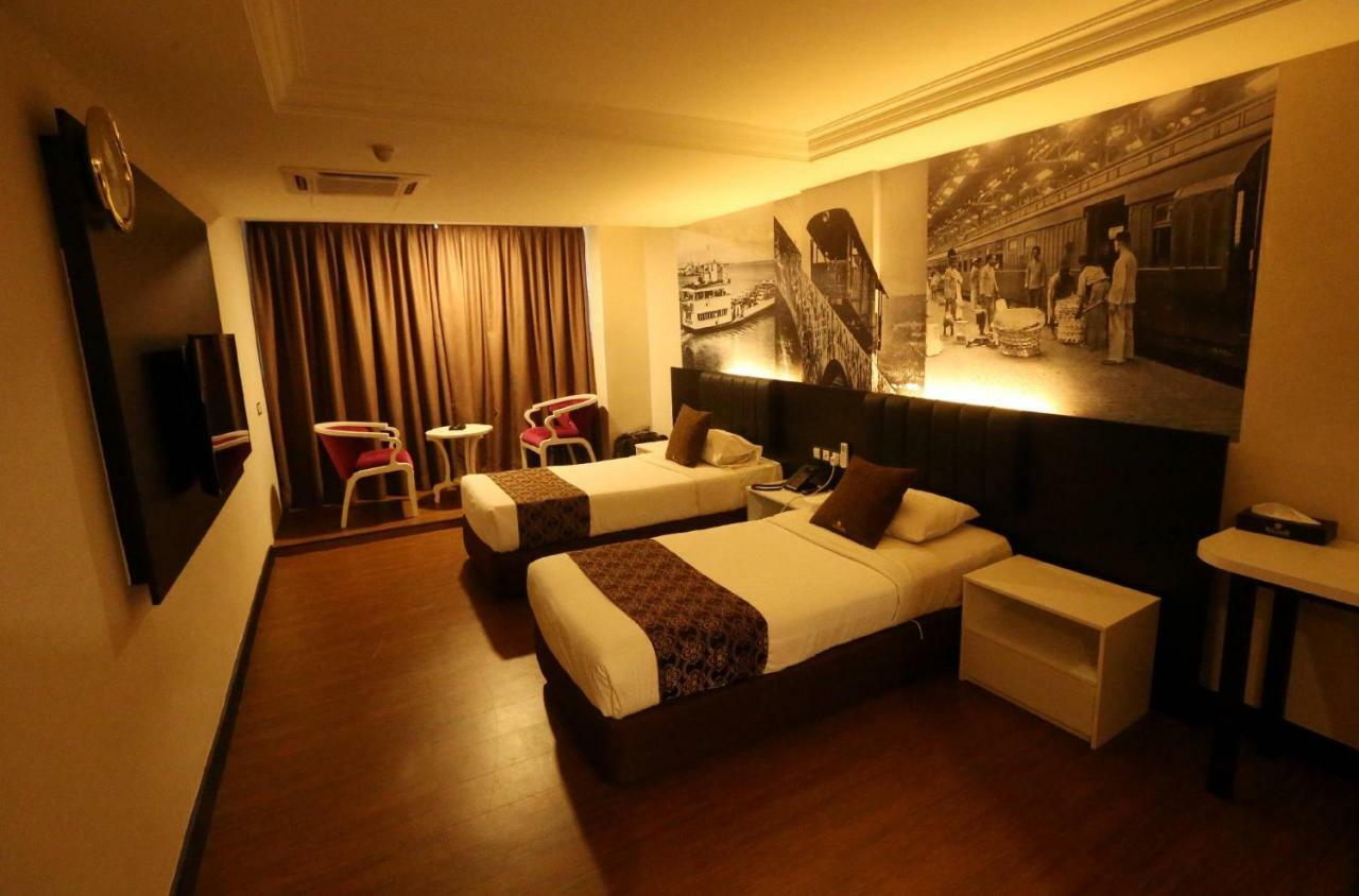 Golden Nasmir Hotel ブキッ・ムルタジャム エクステリア 写真
